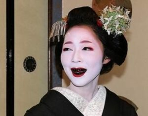 Dents limées «Ohaguro » noircissement des dents couverture dorée (Europe de l’est / Moyen-Orient) - Un peu d’histoire
